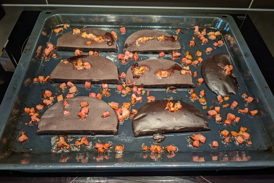 Blodpudding och potatisbullar med bacon
